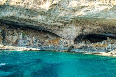 Korsika tatil beldesinde kıyı kayalıkkayalıklar, Fransa