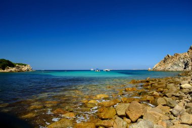 Korsika tatil beldesinde deniz manzarası kayalar ve gemiler, Fransa