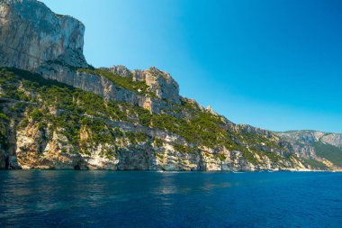 Korsika tatil beldesinde kıyı kayalıkkayalıklar, Fransa