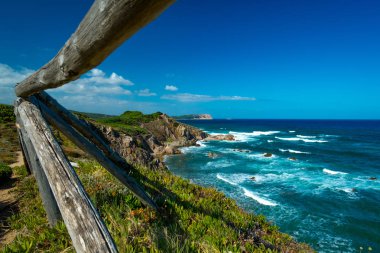 Korsika tatil beldesinde ahşap çit ve kıyı sahne, Fransa