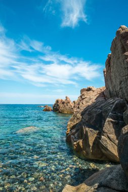 Korsika tatil beldesinde kıyı kayalar, Fransa