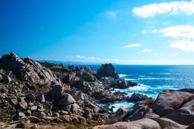 Korsika tatil beldesinde kıyı kayalar, Fransa