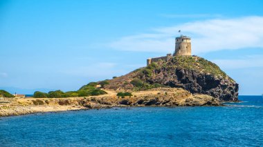 Korsika tatil beldesinde kıyı manzarası ve antik kale, Fransa