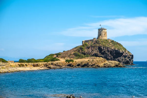 Korsika tatil beldesinde kıyı manzarası ve antik kale, Fransa