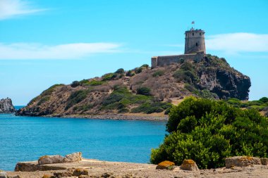 Korsika tatil beldesinde kıyı manzarası ve antik kale, Fransa