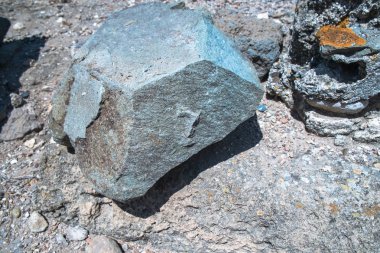 Kayalık kıyıdaki kıyı kayalarının yüksek açı görünümü