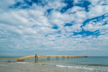 Korsika kumlu plaj üzerinde ahşap yaya köprüsü, Fransa
