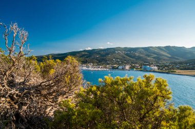 Korsika tatil beldesinde kıyı köyü ve yeşil bitki örtüsü, Fransa