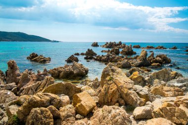 Korsika'nın kayalık kıyısı ve su manzarası, Fransa