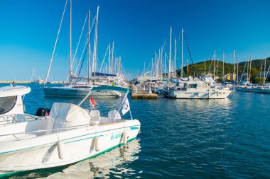Bonifacio tatil beldesinde koyda Moored yatlar, Korsika, Fransa