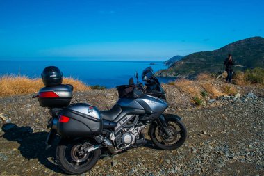 Yolda motosiklet süren bir adam.