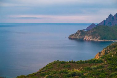 Fransa 'nın Korsika şehrinde kıyı manzarası