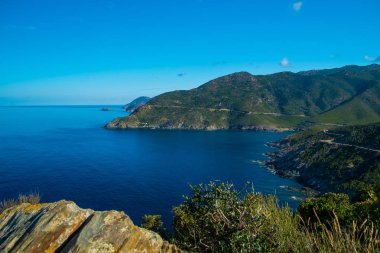 Korsika tatil beldesinde dağların kıyı manzarası, Fransa