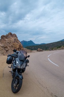 Motosiklet sürücüsü yolda