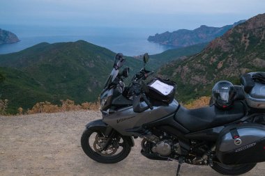 Motorsiklet dağlarda yolda