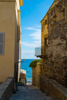 Fransa 'nın Korsika şehrinde kıyı manzarası