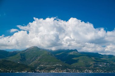 Korsika tatil beldesinde kıyı köyü, Fransa