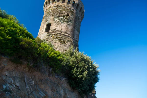 Korsika tarihi kale antik kulenin düşük açı görünümü, Fransa