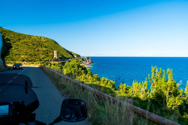 Salin, İtalya 'daki deniz ve dağların manzarası.