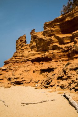 Korsika kumlu plajda kayalık kayalıklar ile kıyı manzarası, Fransa