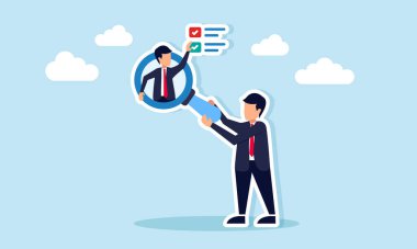 Elinde başka bir işadamıyla birlikte büyüteç tutan bir işadamı, sorunları analiz etmek için doğru çalışan adayını aramakla ilgili liste çizimleri taşıyor.