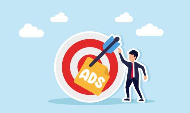 Hedef tahtanın yanında elinde ok ve not kağıdıyla duran iş adamı. Üzerinde ADS illüstrasyonunun kusursuz dijital pazarlama uygulaması etiketi var.