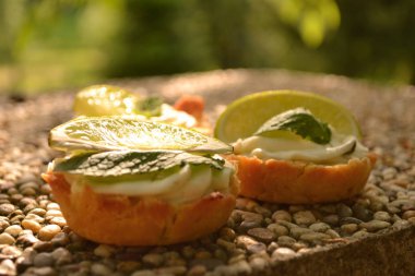 Taşlı masada tatlı kek