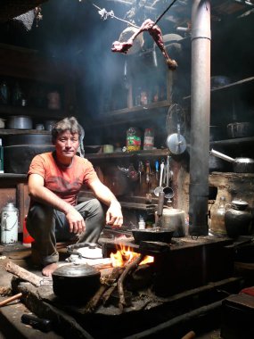 Nepal adam hazırlamak Ripchet Nepal 8 Eylül 2014 öğle yemeği lodge mutfakta Manaslu - Nepal yerel insanlarla tanışmak - ve Tsum Vadisi doğa yürüyüşü