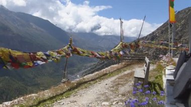 Nepal, Annapurna devre renkli dua bayrakları sallayarak