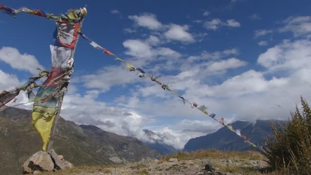 Κουνώντας Σημαίες Πολύχρωμο Προσευχής Στο Νεπάλ Annapurna Κύκλωμα — Αρχείο Βίντεο