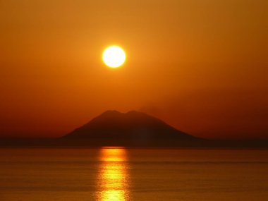 Stromboli üzerinden günbatımı