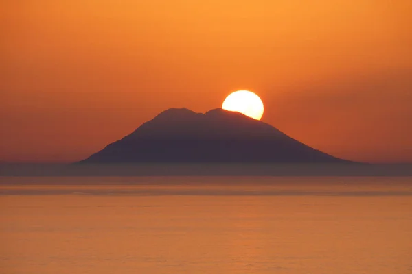 Pôr do sol sobre o Stromboli — Fotografia de Stock