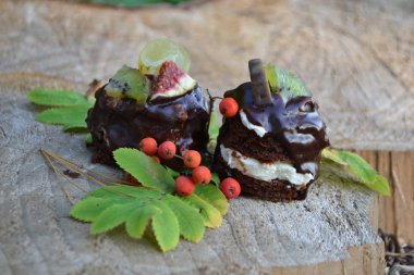 Ahşap arka plan üzerinde tatlı çikolatalı kek