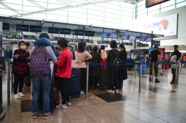 Check-in Vaclav Havel Prag Havaalanı için bekleyenler