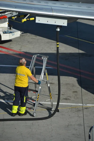 Ο άνθρωπος που τροφοδοτεί το αεροσκάφος στην Vaclav Havel Αεροδρόμιο της Πράγας — Φωτογραφία Αρχείου