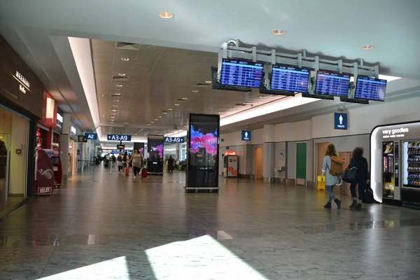 チェコ共和国プラハ空港ルズィニエ国際プラハ空港で渡す廊下人々 2018 — ストック写真