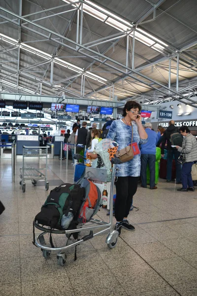 Lidé čekají na check-in letiště Václava Havla Praha — Stock fotografie