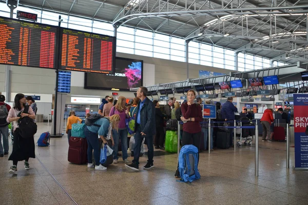 Várakozunk a check-in Václav Havel prágai repülőtér — Stock Fotó