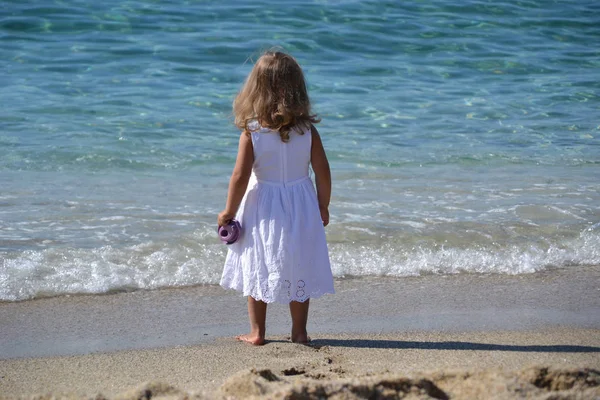 Liten flicka spela med leksak på stranden — Stockfoto