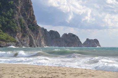 Alanya Türkiye, rüzgarlı bir gün, büyük dalgalar deniz üzerinde güzel bay Kleopatra Plajı