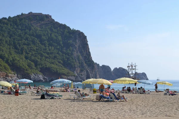 Alanya Türkiye 11 Ekim 2018: Alanya'da Kleopatra Plajı, güneşli bir günde Türkiye, turist sahilde rahatlatıcı