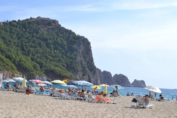 Alanya Türkiye 25 Ekim 2018: Alanya'da Kleopatra Plajı, güneşli bir gün Türkiye ' de insanlar sahilde rahatlatıcı