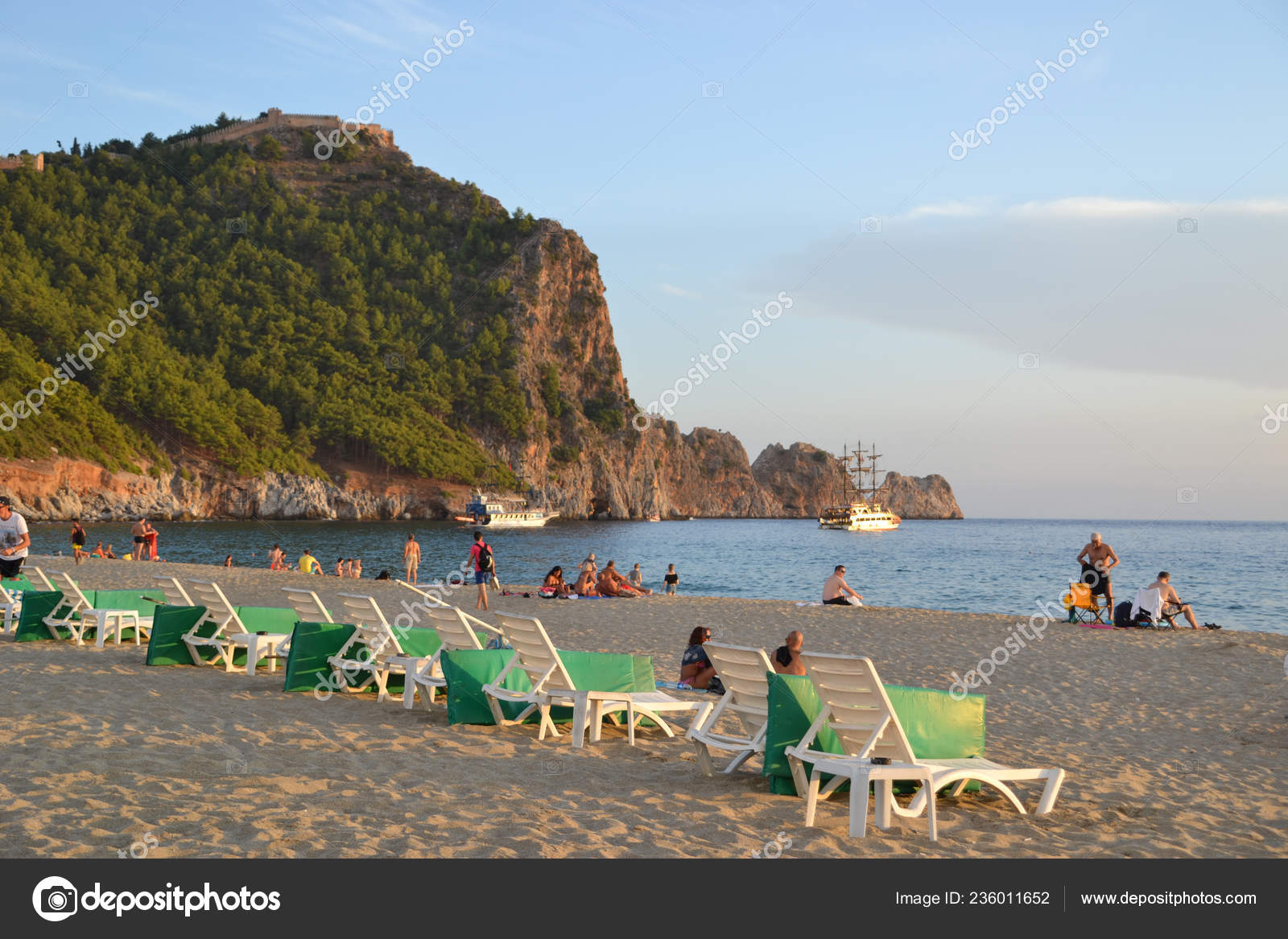 аланья турция октября 2018 пляж клеопатры аланьи солнечный