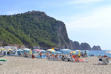 Alanya Türkiye 13 Ekim 2018: Alanya'da Kleopatra Plajı, güneşli bir gün Türkiye ' de insanlar sahilde rahatlatıcı