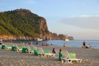 Alanya Türkiye 13 Ekim 2018: Türkiye'de akşam Kleopatra beach Alanya, güneşli insanlar sahilde rahatlatıcı