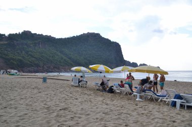 Alanya Türkiye 22 Ekim 2018: Kleopatra Plajı boş zaman etkinliği yapıyor Beach Alanya, Türkiye, kişilerde soğuk günde