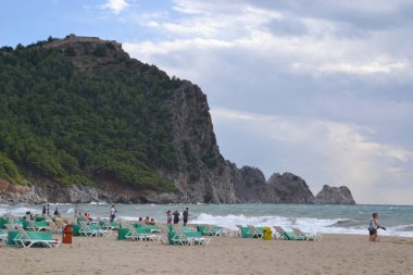 Alanya Türkiye 25 Ekim 2018: Kleopatra Plajı boş zaman etkinliği yapıyor Beach Alanya, Türkiye, kişilerde bulutlu gün