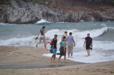 Alanya Türkiye 25 Ekim 2018: bulutlu gün sahilde izliyor ve denizde fırtınalı dalgalar fotoğraflarını alarak Alanya, Türkiye, kişilerde Kleopatra Plajı