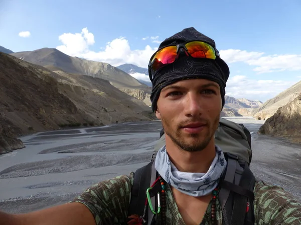 Tourist Take selfie-vallei van de wilde rivier Kali Gandaki — Stockfoto