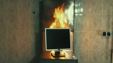 Yangın söndürücü, yanan bir monitörü, yanan bir monitörü söndürür.